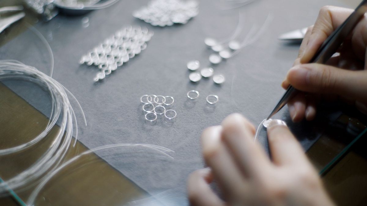 0.2㎜の世界を身近にーー伝統工芸「秋田銀線細工」のPR映像制作